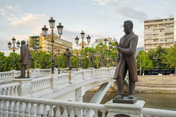 Estátuas de bronze na ponte de arte em Skopje, Macedônia do Norte — Fotografia de Stock