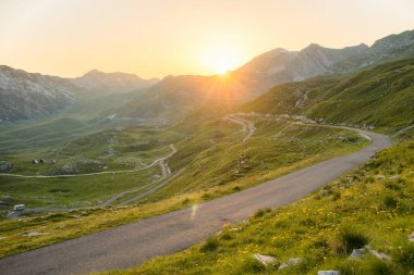 Karadağ 'ın Zabljak kasabasındaki Durmitor Ulusal Parkı' ndaki Sedlo geçidinde gün batımı.