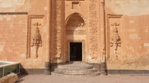 Walking through the inner door of Ishak Pasha Palace in eastern Turkey — Stock Video