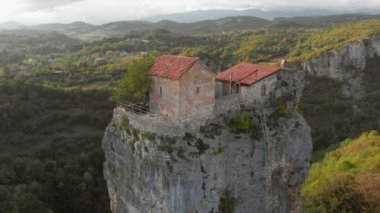 Katskhi Sütun Manastırı Chiatura, Georgia yakınlarındaki kireçtaşı sütunun tepesinde.