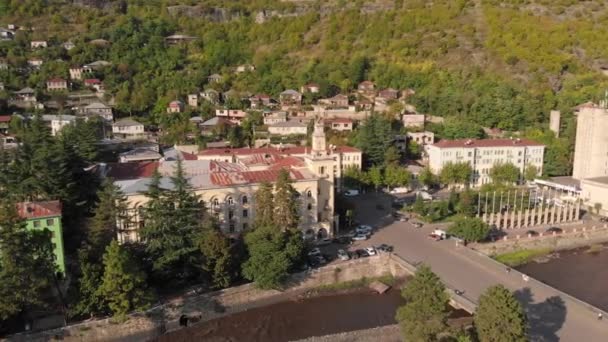 Πτήση πάνω από το κέντρο της πόλης των ορυχείων Chiatura στη Γεωργία — Αρχείο Βίντεο