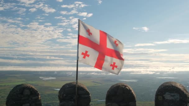 Nationale vlag van Georgië op vlaggenmast close-up — Stockvideo