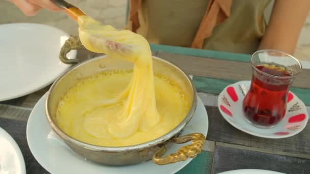 Muhlama o Kuymak piatto è una farina di mais con piatto di formaggio di una cucina turca — Video Stock