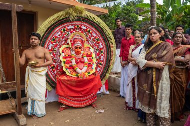Payyanur, Kerala, Hindistan 'daki tapınak festivalinde gösteri yapıyorlar..