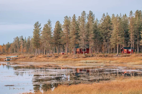 Finlandiya 'da göl kenarındaki kır evi. — Stok fotoğraf