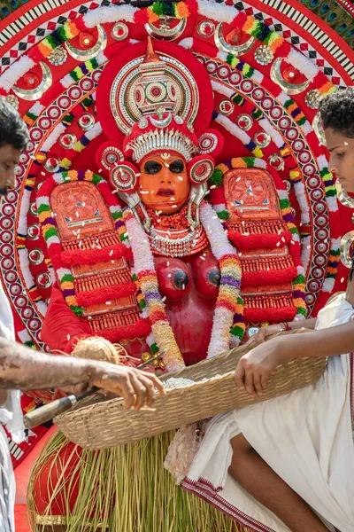 Theyyam-Künstler treten während des Tempelfestivals in Payyanur, Kerala, Indien auf. — Stockfoto