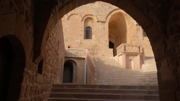 POV ingresa al Monasterio de Mor Hananyo en Mardin, Turquía Oriental — Vídeos de Stock