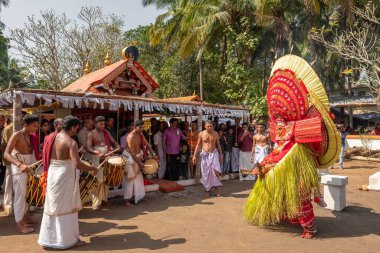 Payyanur, Kerala, Hindistan 'daki tapınak festivalinde gösteri yapıyorlar..
