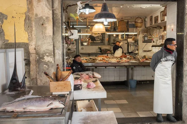 Sicilya, Catania 'daki açık hava balık pazarında deniz ürünleri dükkanı.. — Stok fotoğraf