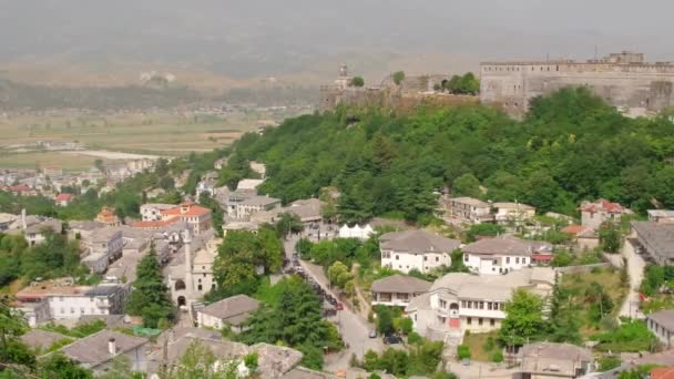 Gjirokastra városkép Dél-Albániában. — Stock videók