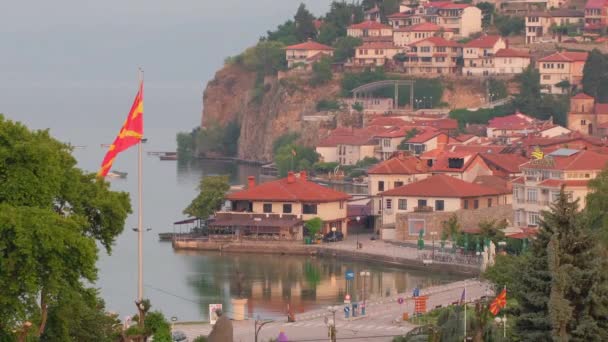 Ohrid stad aan het meer van Ohrid bij zonsondergang in Noord-Macedonië — Stockvideo