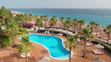 Arnavutluk 'ta yüzme havuzu ve beyaz kumlu plajı olan beş yıldızlı lüks bir otel