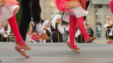 Geleneksel Arnavut folklor dansçıları Kuzey Makedonya 'da gösteri yaptılar.