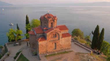 Kuzey Makedonya 'nın Ohri kentindeki Ohri Gölü üzerindeki Kaneo' daki Aziz John Kilisesi