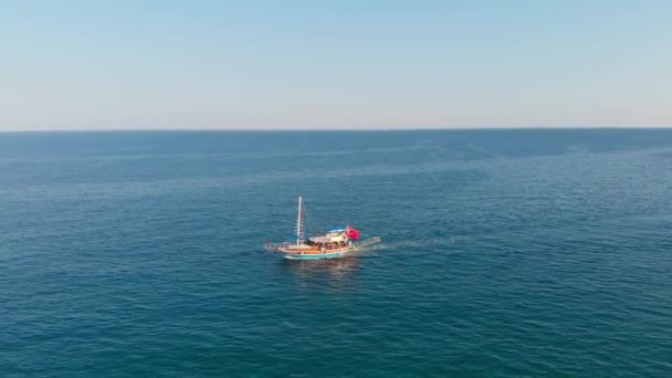 지중해에 있는 시 랄리 해변 근처의 관광객 유람선, 터키 — 비디오