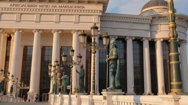 Estatuas de bronce en el puente de arte en Skopje, Macedonia del Norte — Vídeo de stock