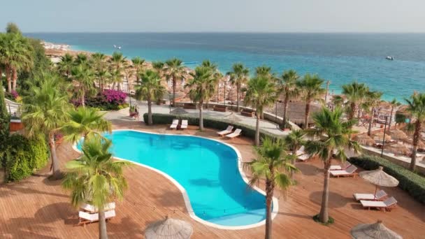 Розкішний п'ятизірковий готель з басейном і пляжем з білого піску в Албанії. — стокове відео