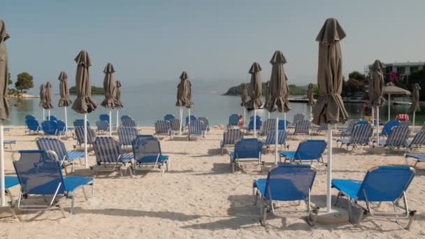 Prachtig strand met parasols en ligbedden in Albanië — Stockvideo