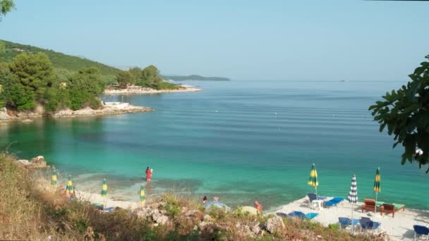 Arnavutluk 'un Ksamil kentinde güzel bir plaj manzarası. — Stok video