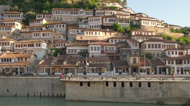 Velhas casas tradicionais da cidade histórica de Berat, na Albânia — Vídeo de Stock