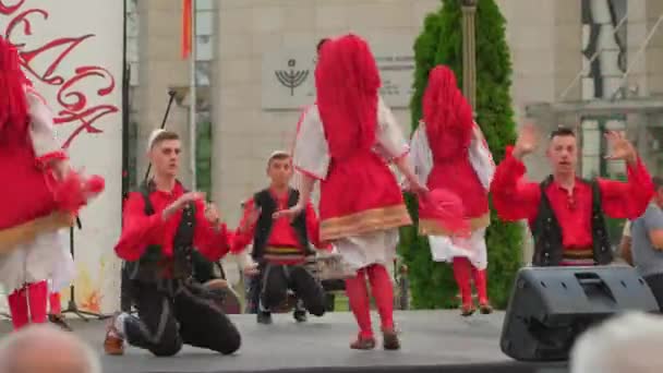 Albanese traditionele dansers treden op op Skopje festival van muziek en dans — Stockvideo