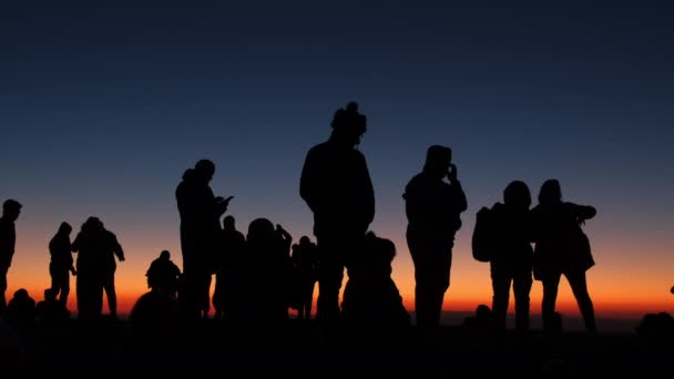 Siluet orang tak dikenal di puncak gunung menunggu matahari terbit — Stok Video