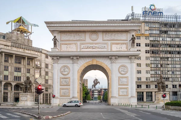 Utsikt över Triumph gate eller Porta Makedonien i Skopje, norra Makedonien — Stockfoto