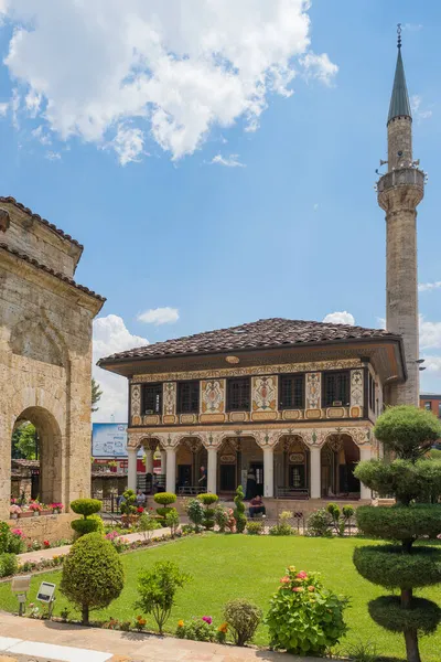 Sarena Dzamija ou Mesquita Decorada uma mesquita colorida em Tetovo, Macedônia do Norte — Fotografia de Stock