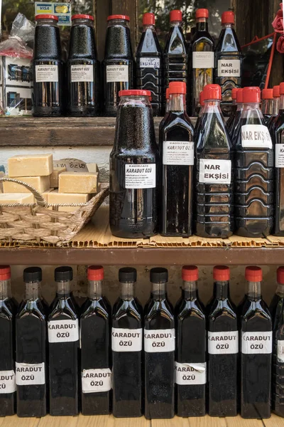 Svart mullbärsjuice extrakt i flaskor till salu i Sirince byn, Turkiet — Stockfoto