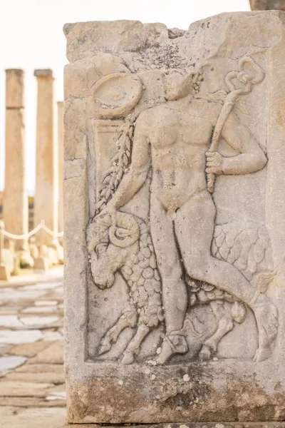 Antique bas-relief στην αρχαία πόλη της Εφέσου, Τουρκία. — Φωτογραφία Αρχείου