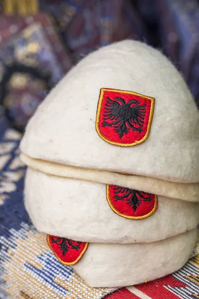 Plis nebo Qeleshe, tradiční albánský vlněný klobouk zblízka — Stock fotografie