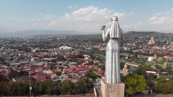 Vista aérea da paisagem urbana de Tbilisi e da estátua da Mãe da Geórgia, Geórgia — Vídeo de Stock