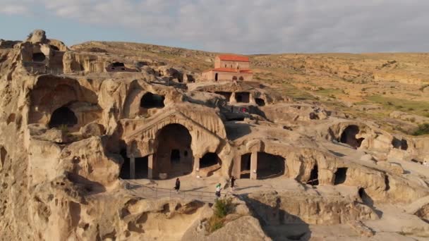 Vue aérienne de la grotte d'Uplistsikhe près de la ville de Gori en Géorgie — Video