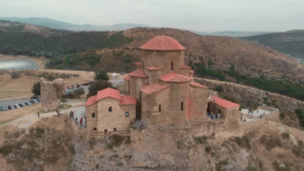 Flyger runt det historiska Jvari klostret i Mtskheta, Georgien — Stockvideo