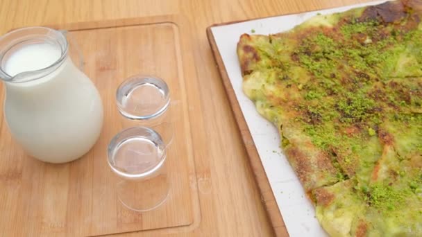 Traditional Gaziantep dessert Katmer with pistachio powder, Turkey — Stock Video