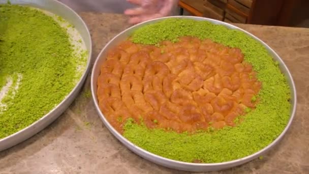 Heerlijke Turkse baklava bedekt met gemalen pistachenoten, Turkije — Stockvideo