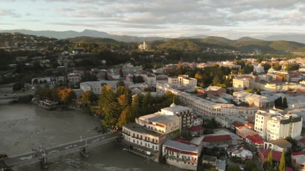 Luchtfoto van Kutaisi stadsgezicht bij zonsondergang in Georgië — Stockvideo