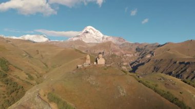 Gergeti Trinity Kilisesi Stepantsminda 'da, Kazbegi Dağı arka planda, Georgia