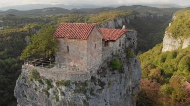 Katskhi Sütun Manastırı Chiatura, Georgia yakınlarındaki kireçtaşı sütunun tepesinde.
