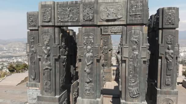 Kroniek van Georgië monument gemaakt door Zurab Tsereteli in Tbilisi, Georgië — Stockvideo