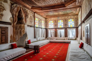 Arnavutluk 'un Cirokastra kentindeki geleneksel Arnavut İskenduli Evi' nin içi