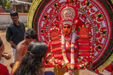 Payyanur, Kerala, Hindistan 'daki tapınak festivalinde gösteri yapıyorlar..