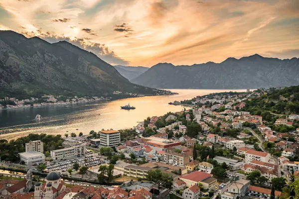 Esti kilátás a Kotor öbölre és az Óvárosra Montenegróban — Stock Fotó