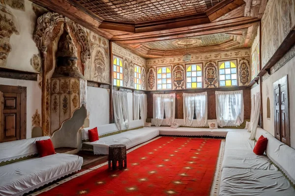 Интерьер традиционного албанского дома Скендули в Гирокастре, Албания — стоковое фото