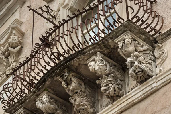 Beautiful baroque mascaron ornament of a balcony in the old town of Ragusa, Sicily — Stock Photo, Image