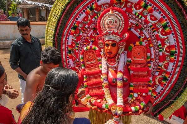 インド・ケーララ州パイヤヌールで開催される寺院祭では、アーティストがパフォーマンスを行います。. — ストック写真