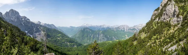Groot panorama van Albanese Alpen vanaf de Valbona Pas in Albanië — Stockfoto
