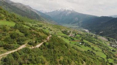 Gürcistan 'ın Svaneti bölgesindeki görkemli Kafkas dağlarının manzarası