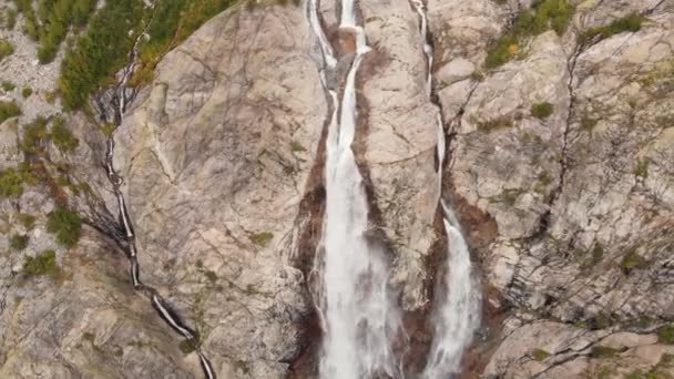 Pemandangan udara yang melihat ke bawah di air terjun Shdugra di pegunungan Kaukasus di Georgia — Stok Video