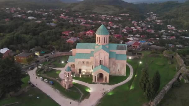 Вид с воздуха на собор Баграти в Кутаиси в сумерках, Грузия — стоковое видео